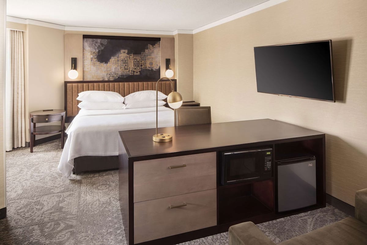 Ropa de cama hipoalergénica y caja de seguridad en la habitación