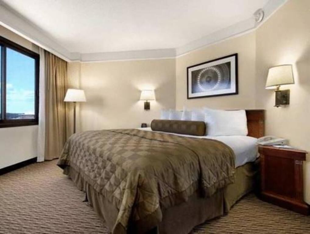 Hypo-allergenic bedding, in-room safe, desk, laptop workspace