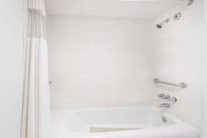 Combined shower/tub, towels