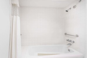 Combined shower/tub, towels