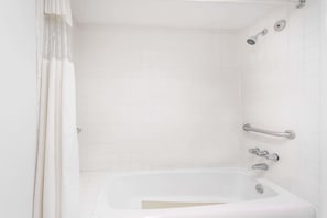 Combined shower/tub, towels