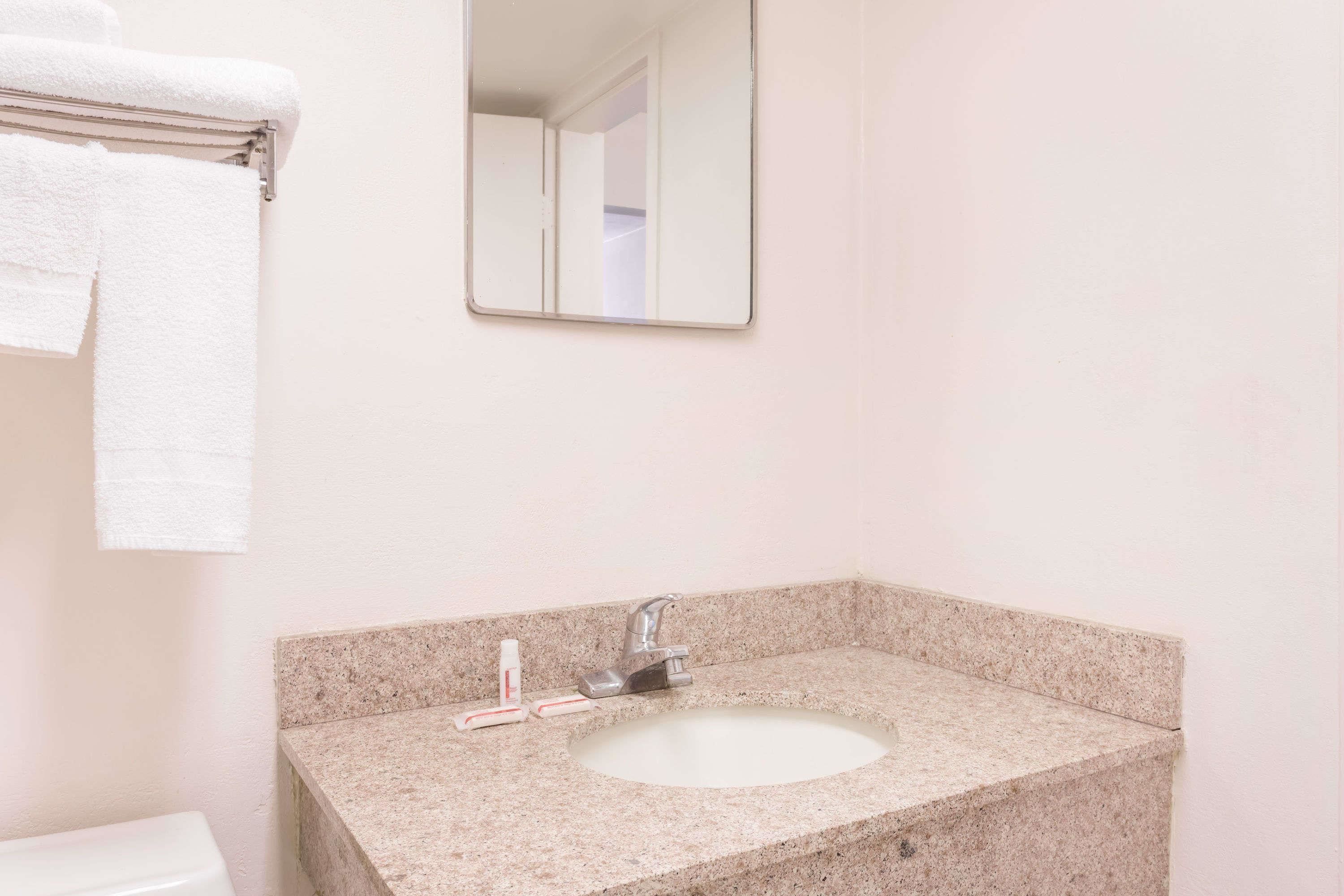 Combined shower/bathtub, towels