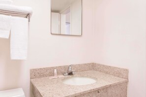 Combined shower/tub, towels