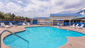 Una piscina al aire libre de temporada