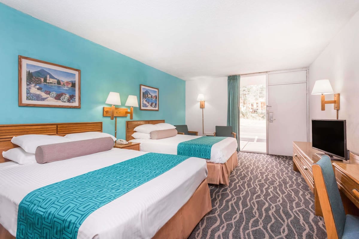 Escritorio, cortinas opacas, cunas gratuitas y camas supletorias