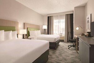 Κλινοσκεπάσματα υψηλής ποιότητας, χρηματοκιβώτιο στο δωμάτιο, γραφείο 