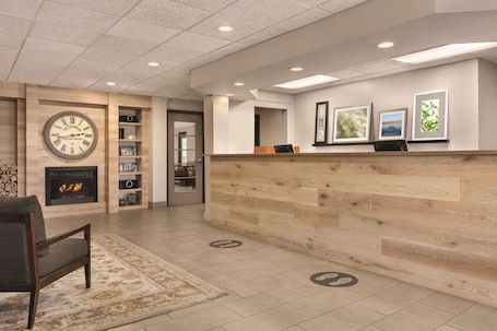 Lobby. Country Inn & Suites by Radisson, Port Clinton, OH