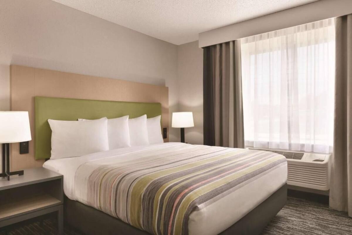 Room, 1 King Bed, Non Smoking | Premium bedding, in-room safe, desk, blackout drapes