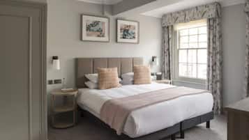 Vintage | Hypo-allergenic bedding, in-room safe, desk, laptop workspace
