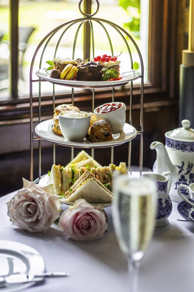 Bush Hotel Farnham by null