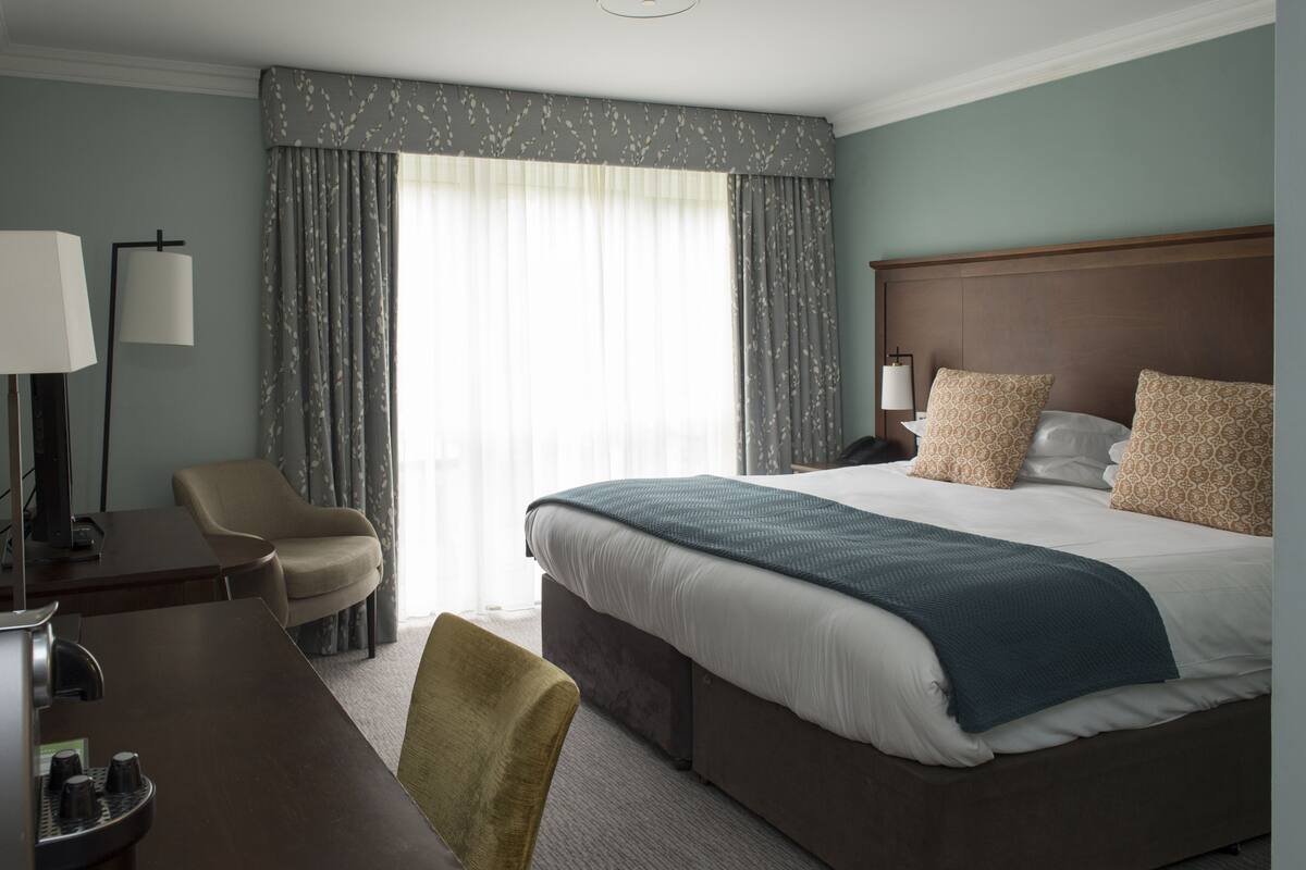 Garden Room Double | ملاءات للفراش لا تسبب الحساسية وخزنة داخل الغرفة ومكتب