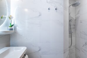 Quadruple Room - Complimentary soft minibar,courtesy tray, Chromecast and digital press | Bathroom