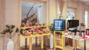 Una mesa de buffet con diferentes alimentos y una estación de café.