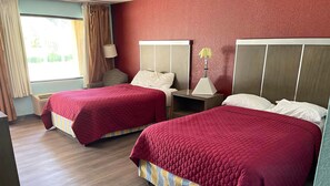 Escritorio, tabla de planchar con plancha, wifi gratis y ropa de cama