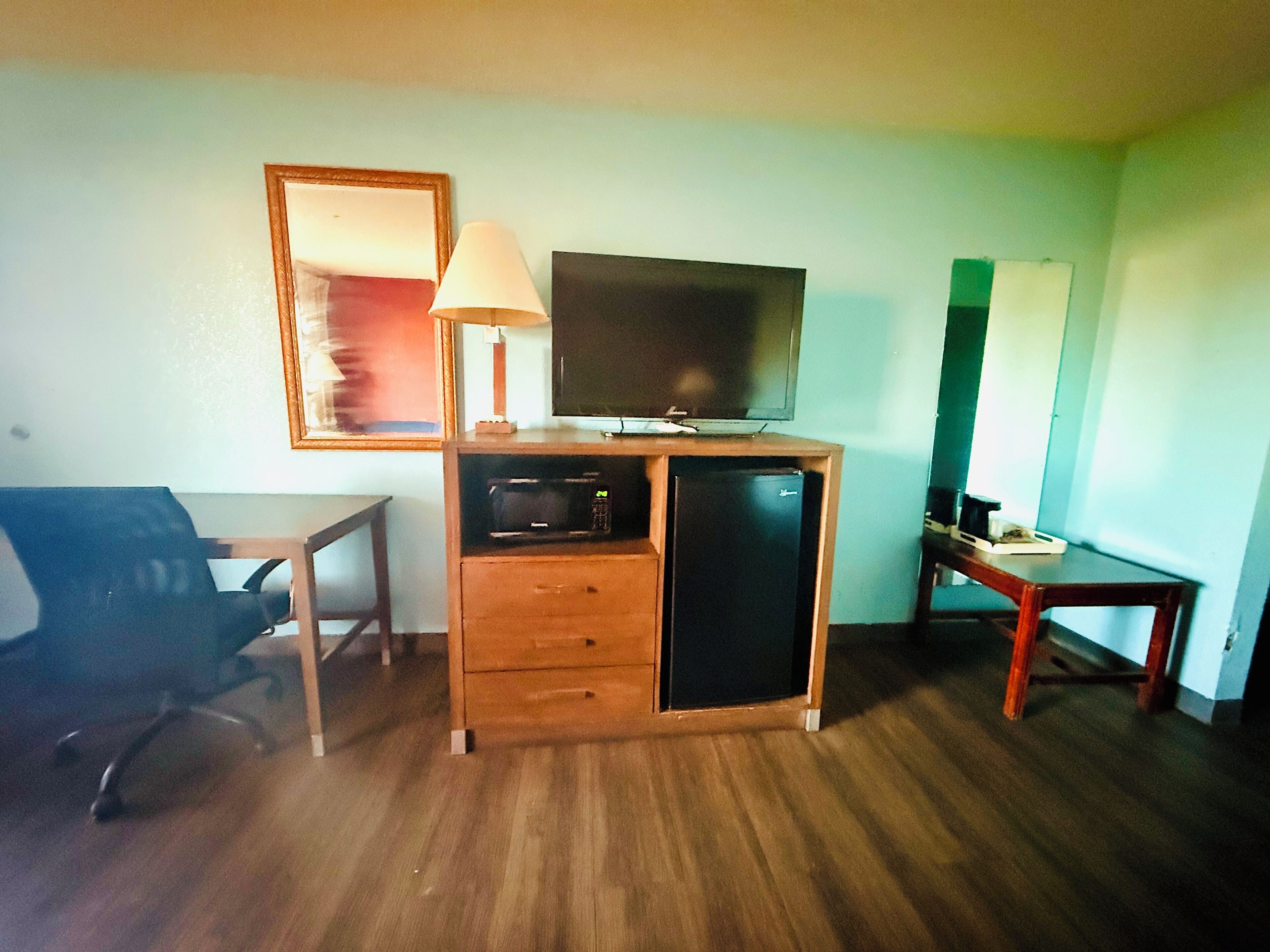 Economy Room, 1 King Bed