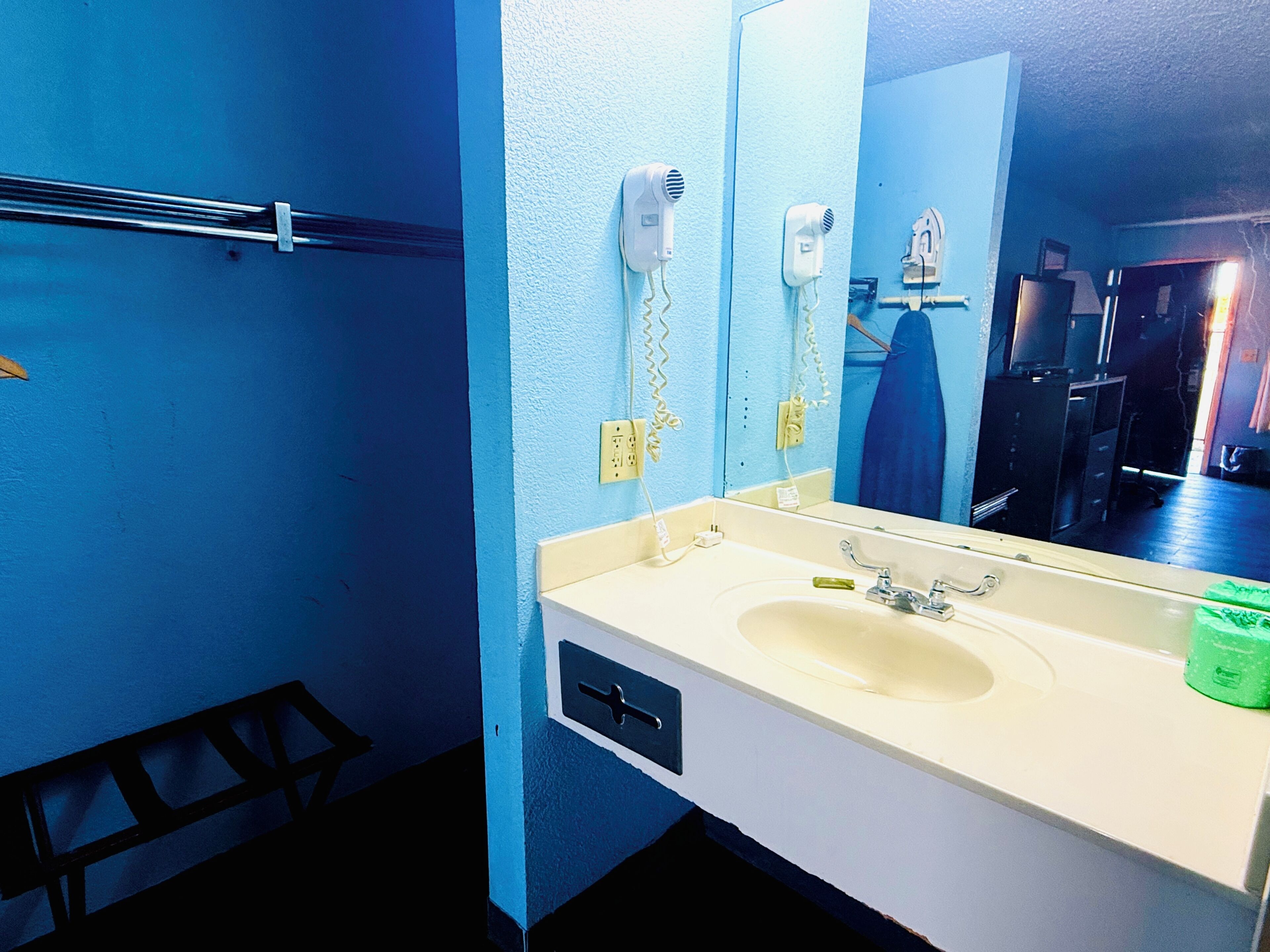 ฝักบัวในอ่างอาบน้ำ, ของใช้ในห้องน้ำฟรี, ไดร์เป่าผม, ผ้าเช็ดตัว