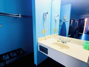 Duschwanne, kostenlose Toilettenartikel, Haartrockner, Handtücher