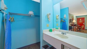 Tina con regadera, amenidades de baño gratuitas, secadora de cabello 