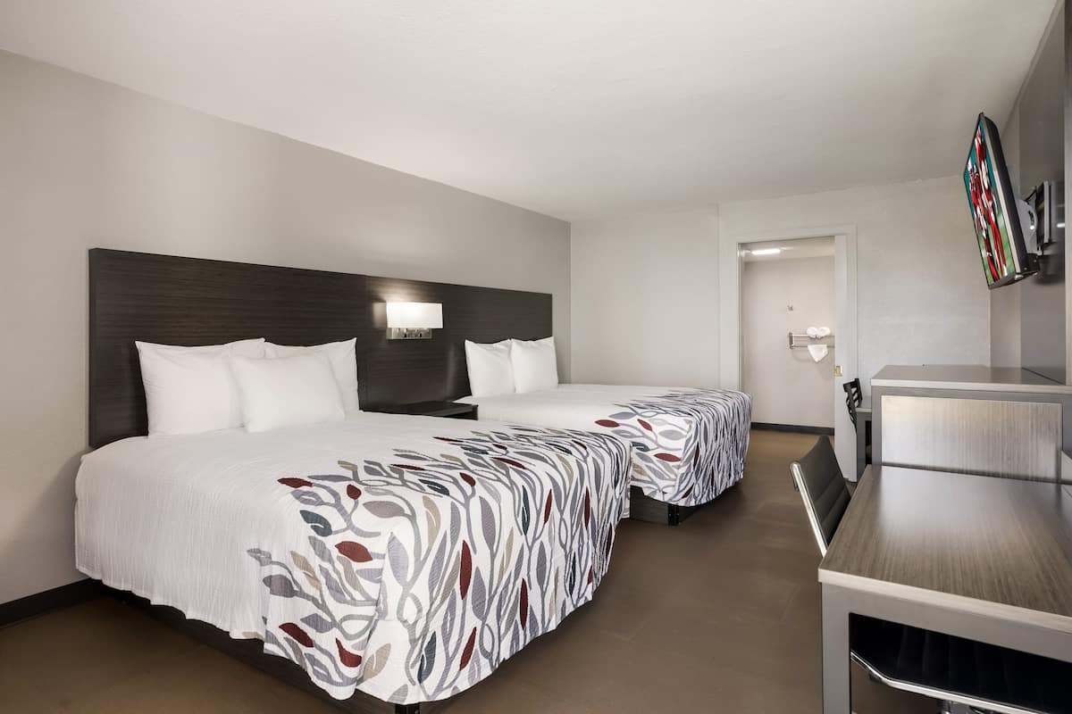 Literie de qualité, couette en duvet, bureau, rideaux d’obscurcissement