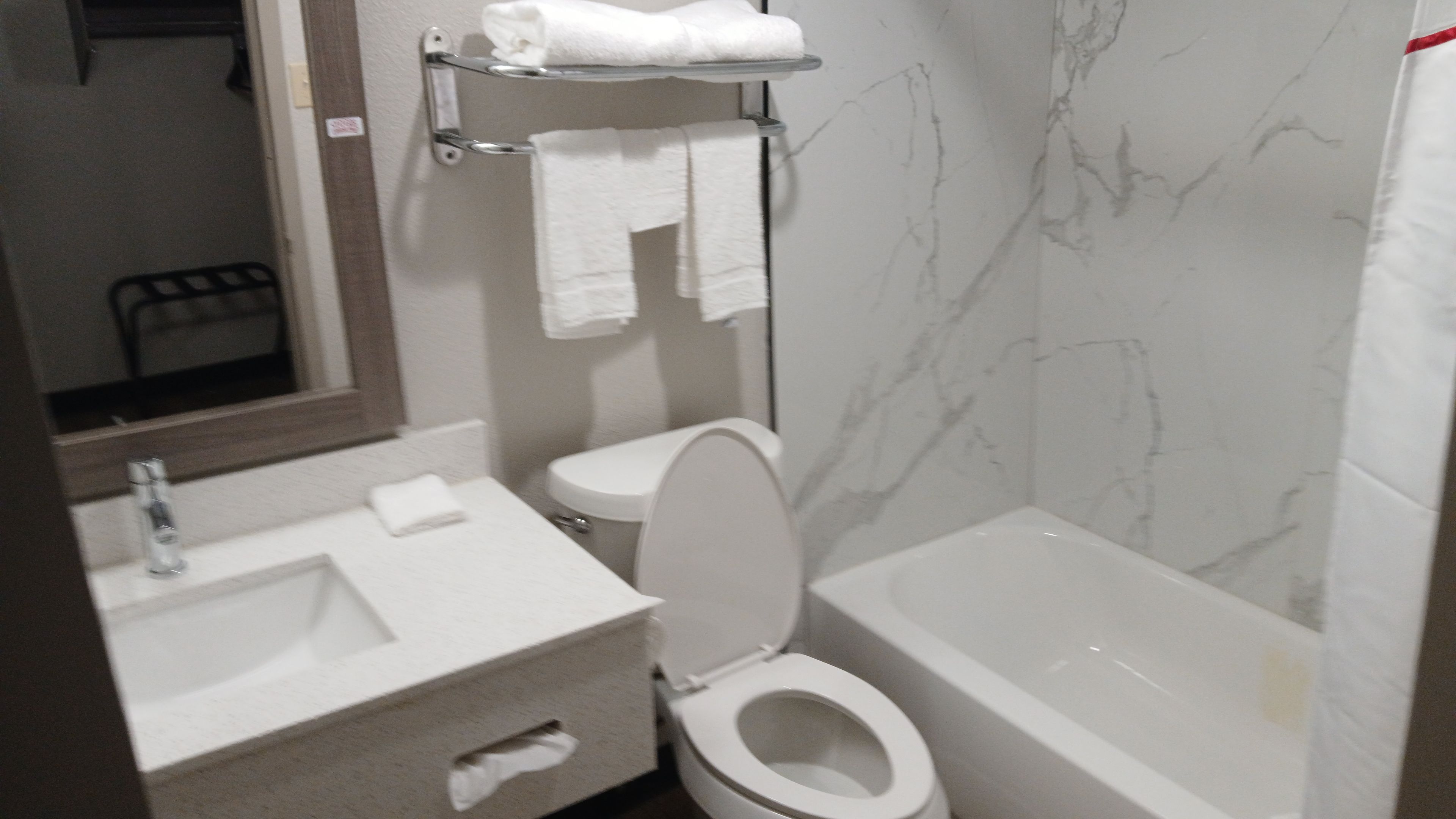 Articles de toilette (gratuits), séchoir à cheveux, serviettes fournies