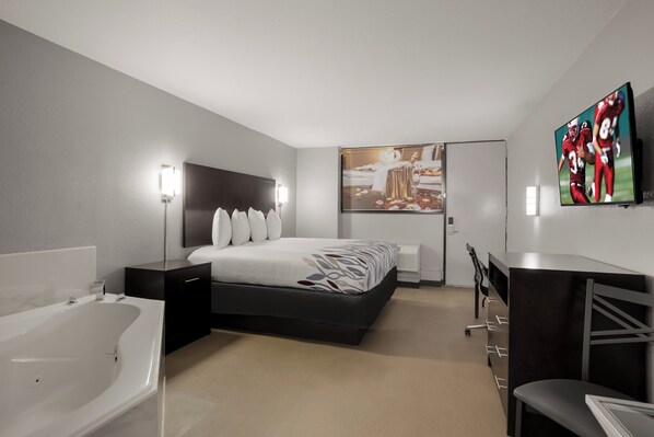 Deluxe kamer, 1 kingsize bed, roken, bubbelbad | Luxe beddengoed, donsdekens, een bureau, een laptopwerkplek