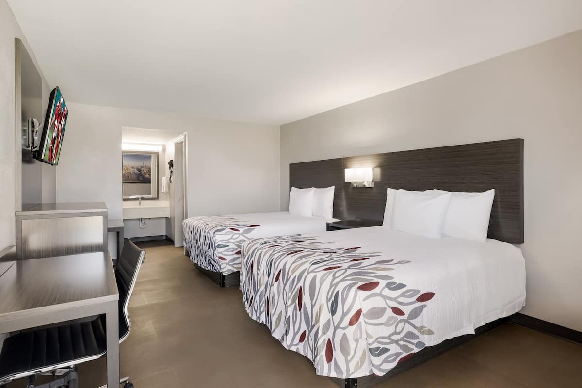 Literie de qualité, couette en duvet, bureau, rideaux d’obscurcissement
