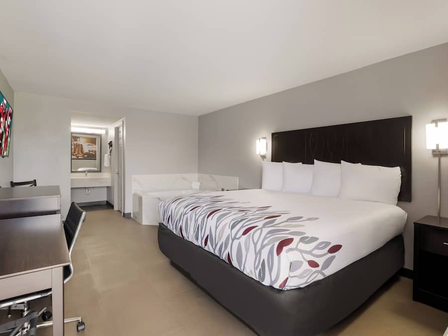 Deluxe Room, 1 King Bed, Smoking, Jetted Tub
