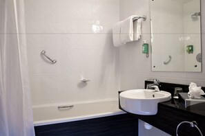 Combined shower/tub, free toiletries, hair dryer, towels - Leonardo Hotel Cork (Cork)