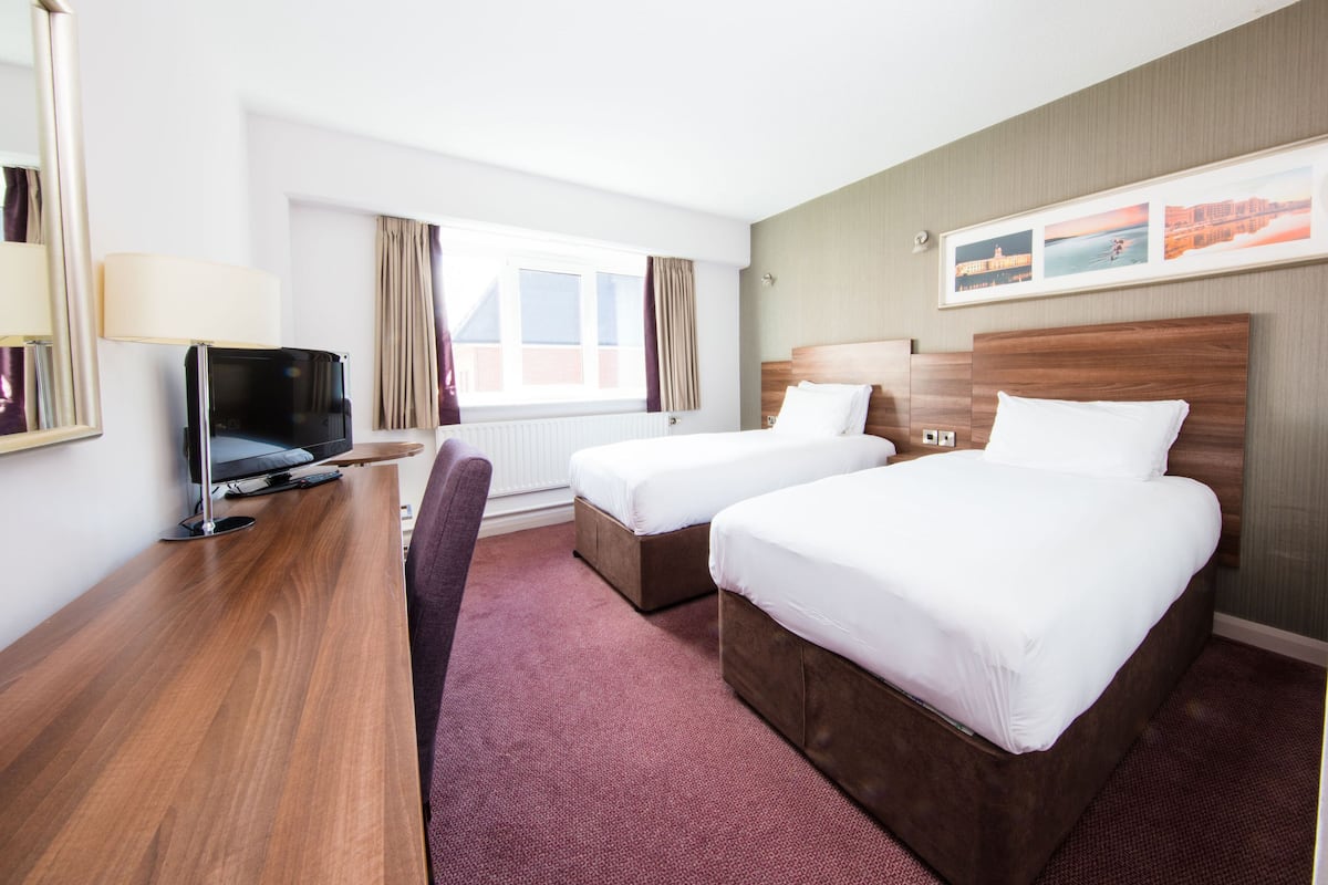 standard twin room | desk, iron/ironing board, cots/infant beds, free wifi