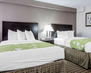 Tabla de planchar con plancha, wifi gratis, ropa de cama y despertador 