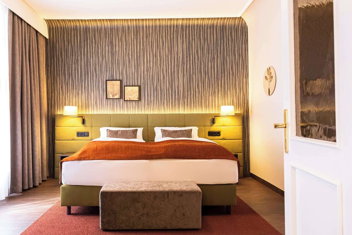 Suite, 1 Tempat Tidur Double (Living Room) | 1 kamar tidur, seprai antialergi, brankas, dan tirai kedap cahaya