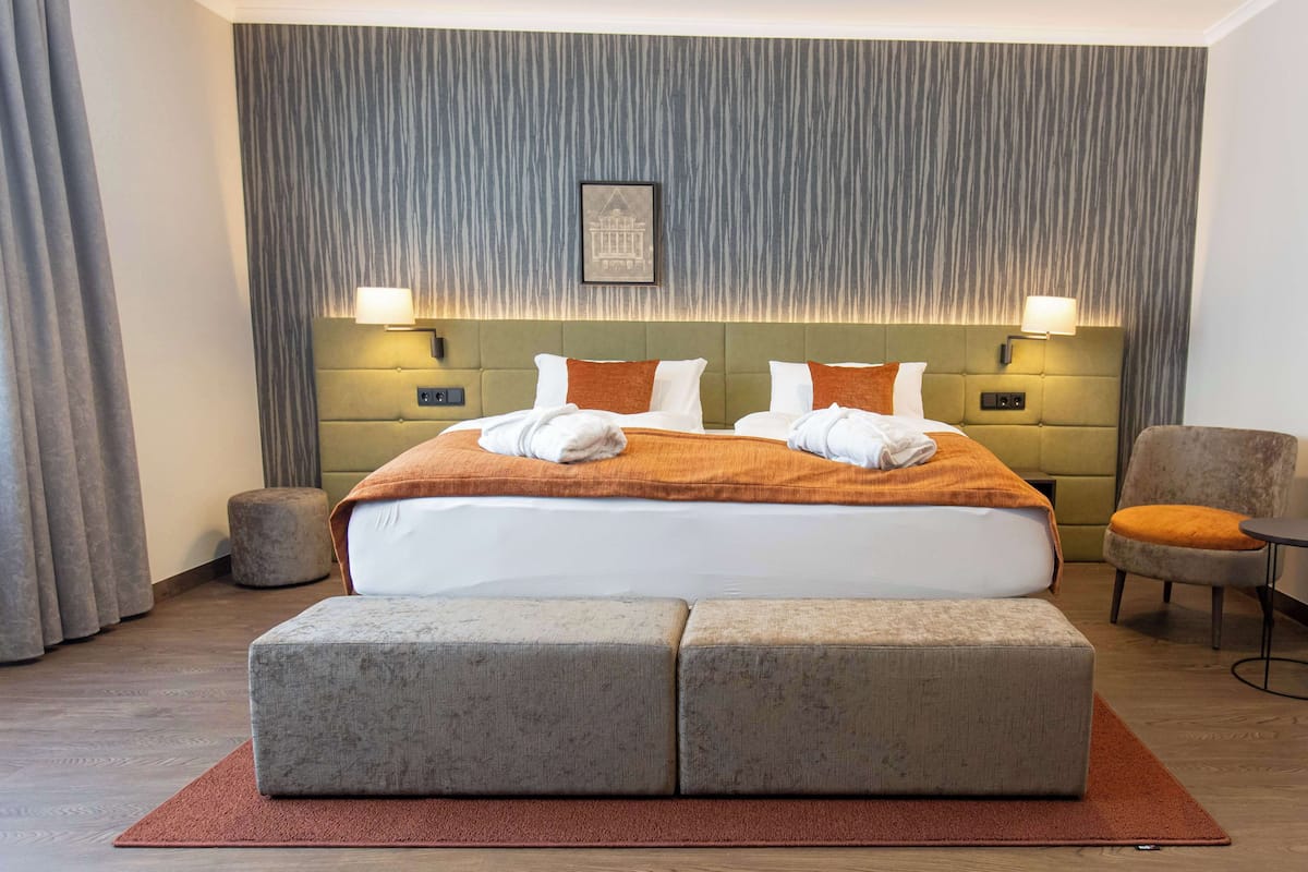 standard apartment, 1 queen bed, kitchenette (living room) | room amenity