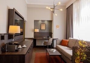 A modern hotel room with a desk, sofa, and a large mirror. - Hotel Essener Hof, BW Signature Collection (Essen)