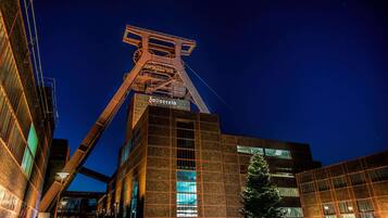 Ein modernes Gebäude mit markanter Metallkonstruktion und einem Weihnachtsbaum.