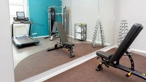 A gym with exercise equipment, a treadmill, and a mirrored wall. - Essener Hof Sure Hotel Collection by Best Western (Essen)