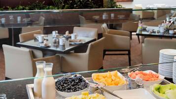 Café da manhã com buffet todos os dias (USD 18.00 por pessoa)