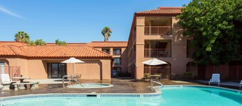 Days Inn by Wyndham Fontana / Rialto