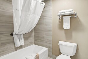 Chambre Standard, 1 très grand lit | Salle de bain | Ensemble douche/baignoire, articles de toilette gratuits, sèche-cheveux