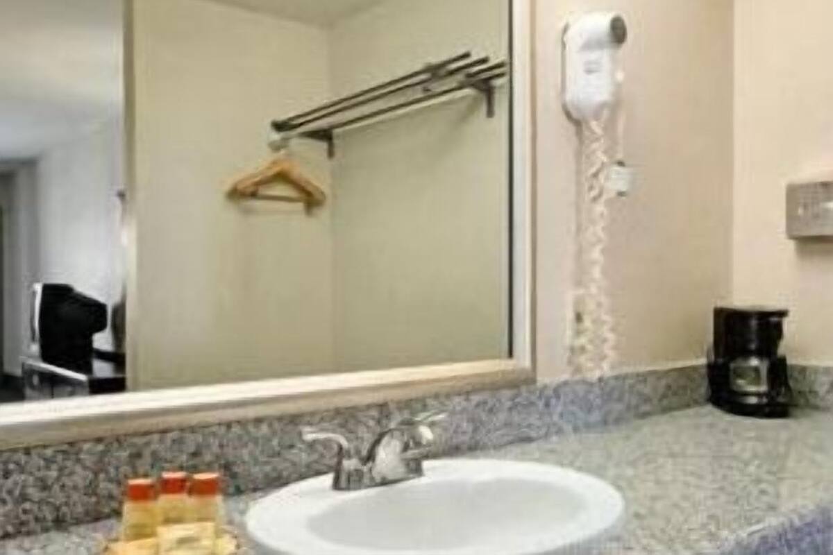 Combined shower/tub, free toiletries, hair dryer, towels