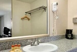 Ducha y bañera combinadas y artículos de higiene personal gratuitos