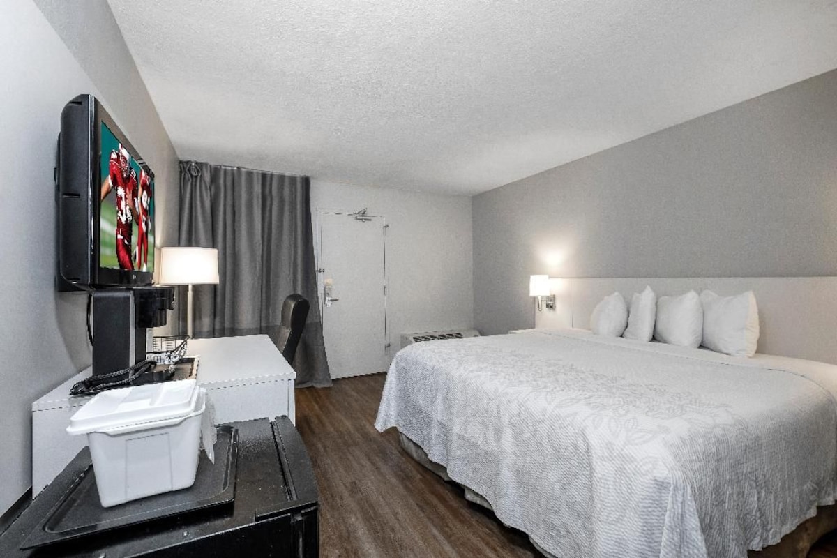 Desk, laptop workspace, iron/ironing board, free WiFi