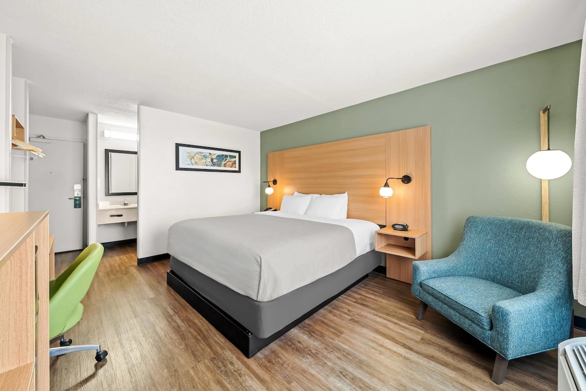 Desk, laptop workspace, iron/ironing board, free WiFi