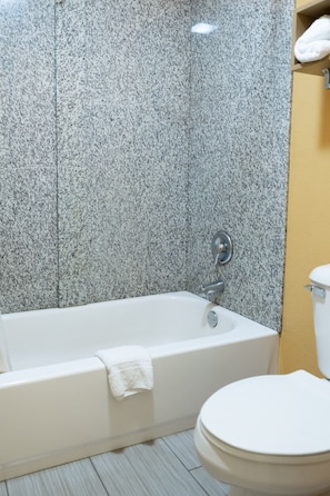 Hydromassage showerhead, free toiletries, hair dryer, towels