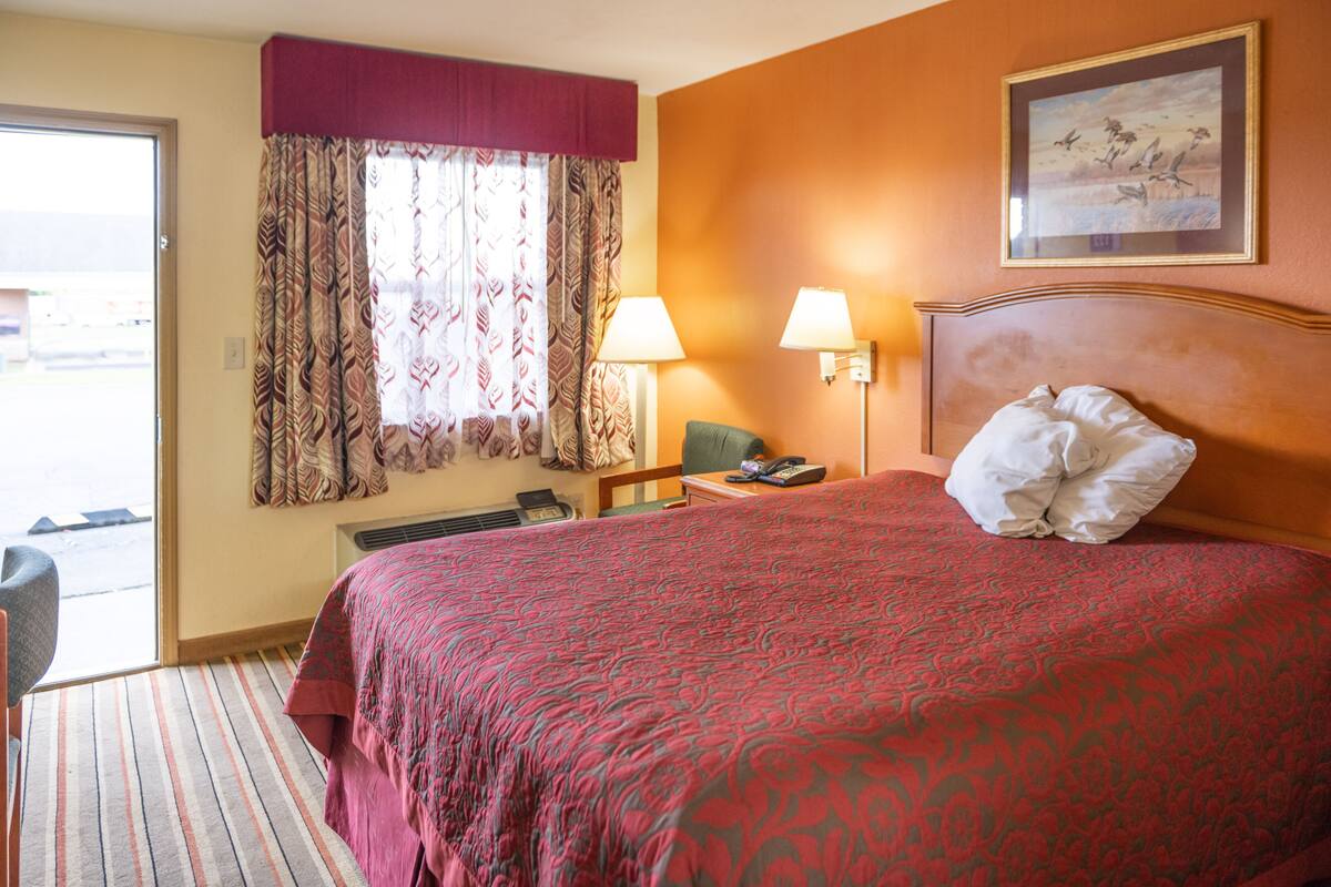 Pillowtop beds, desk, laptop workspace, blackout drapes