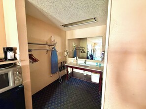 1 bedroom, desk, free WiFi, bed sheets