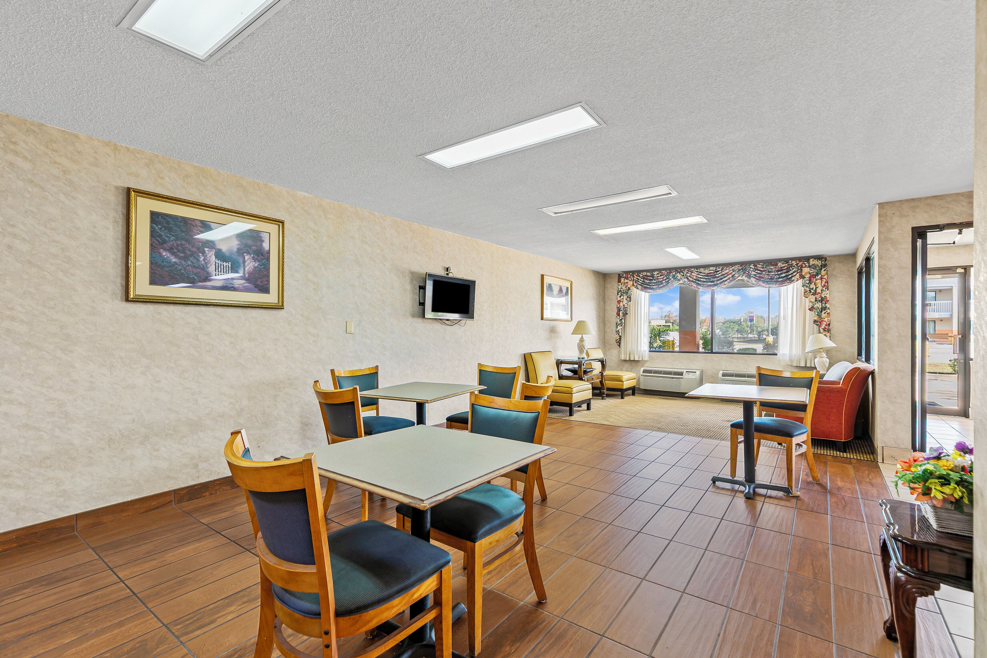 Free daily continental breakfast 