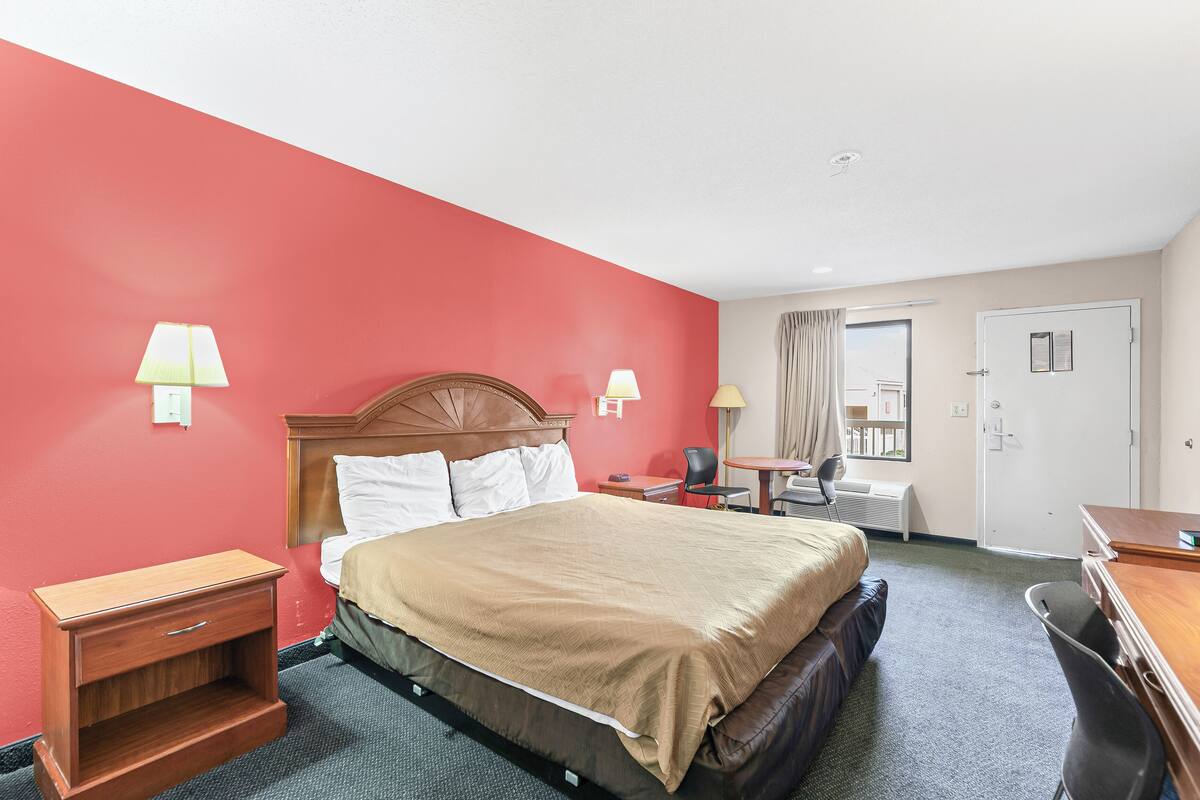 Zimmer, 1 King-Bett, Nichtraucher | Schreibtisch, kostenloses WLAN, Wecker, Bettwäsche