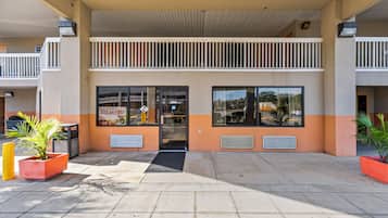 فطور أوروبي مجانًا يوميًا