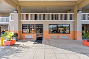 Free daily continental breakfast - Magnolia Inn Townhouse Hattiesburg MS I-59 (Hattiesburg)