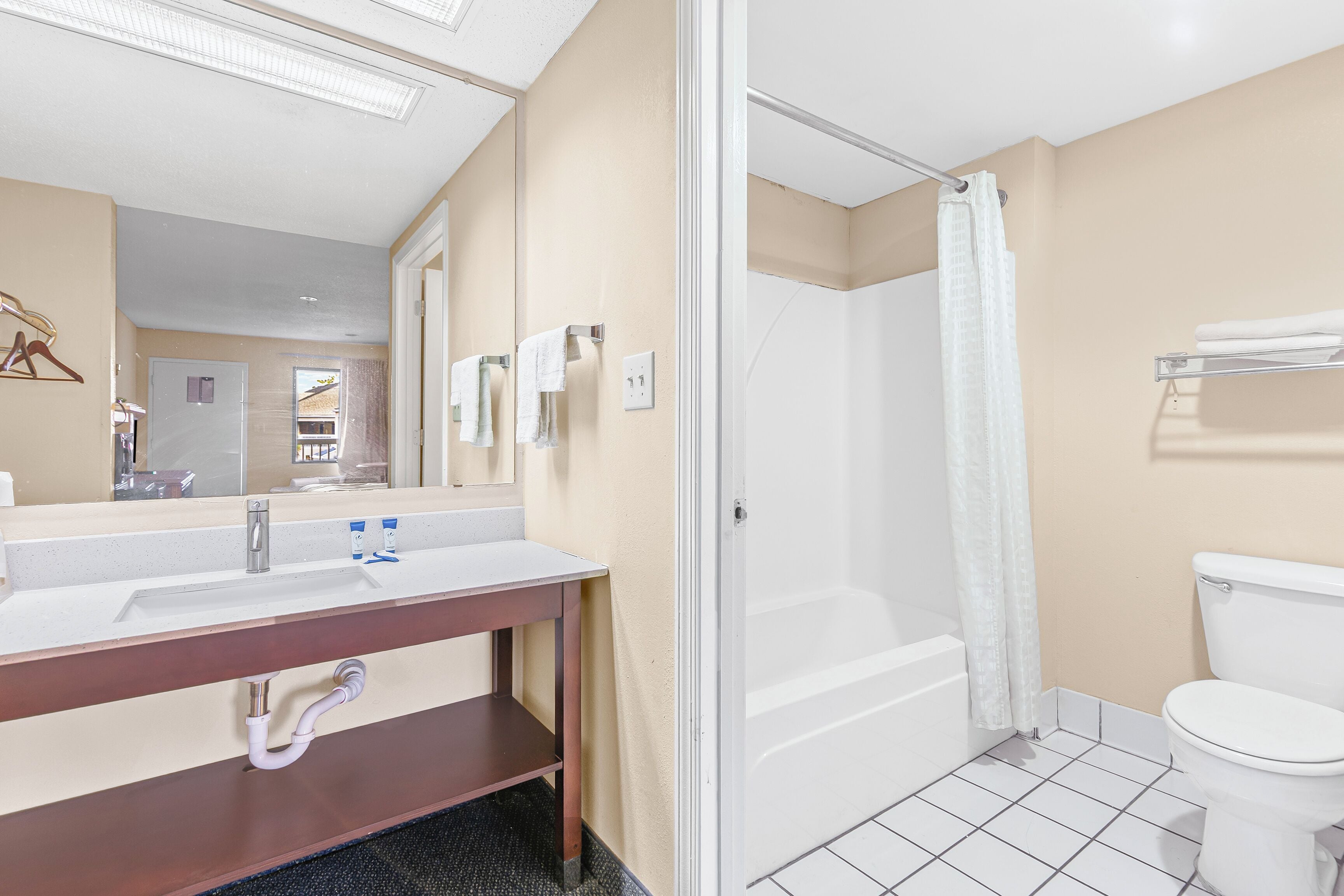 Room, 1 King Bed, Non Smoking | Bathroom
